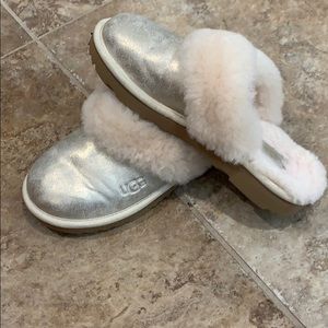 UGG Kids Cozy Metallic Slipper in Gold size 3